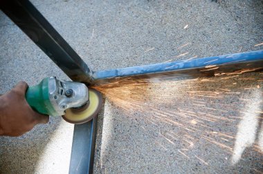 Alt tablo Çelik fabrikasında bir metal parçası kaynak.