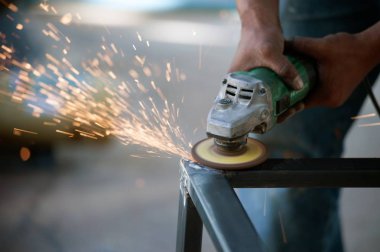 Alt tablo Çelik fabrikasında bir metal parçası kaynak.