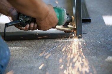 Alt tablo Çelik fabrikasında bir metal parçası kaynak.