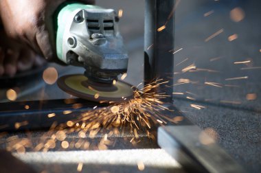 Alt tablo Çelik fabrikasında bir metal parçası kaynak.