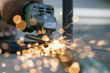 Alt tablo Çelik fabrikasında bir metal parçası kaynak.