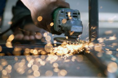 Alt tablo Çelik fabrikasında bir metal parçası kaynak.