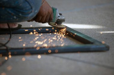 Alt tablo Çelik fabrikasında bir metal parçası kaynak.