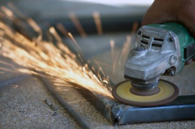 Alt tablo Çelik fabrikasında bir metal parçası kaynak.