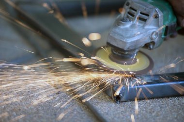 Alt tablo Çelik fabrikasında bir metal parçası kaynak.