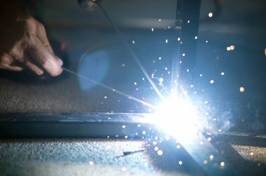 İşçi kaynak kıvılcım tablo Çelik fabrikasında.