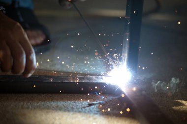 İşçi kaynak kıvılcım tablo Çelik fabrikasında.