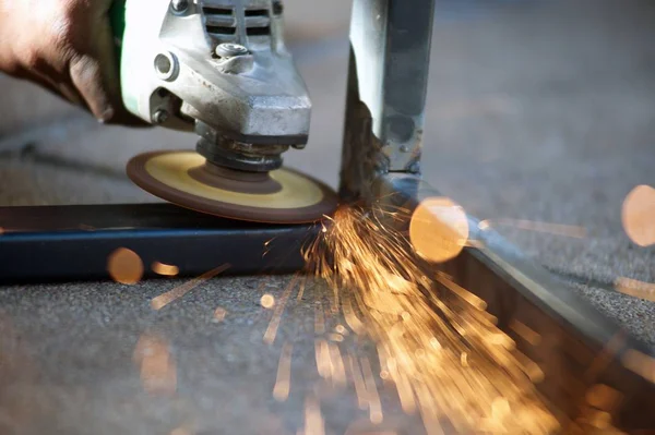 Pracownik jest spawanie metalowe części tabeli stali w fabryce. — Zdjęcie stockowe