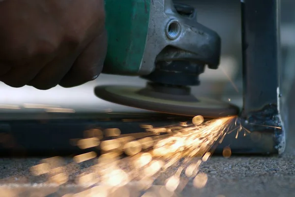 El trabajador está soldando parte metálica del acero de mesa en fábrica . — Foto de Stock
