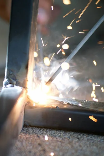 Працівник зварює іскри столової сталі на заводі . — стокове фото