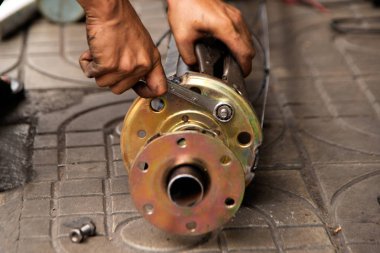 Adam somunu ingiliz anahtarıyla sıkıyor, sistemin tüm detaylarını bir araya getiriyor..