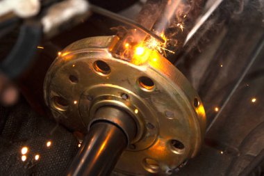 İşçi, sistemin detaylarının bir kısmını kaynakla kapatıyor..  