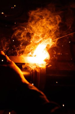 İşçi, sistemin detaylarının bir kısmını kaynakla kapatıyor..  