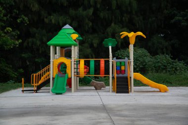 Halk parkındaki çocuklar için renkli oyun alanı ekipmanı.