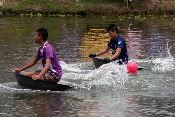 Pan Pie race in the river. — Stock Photo, Image