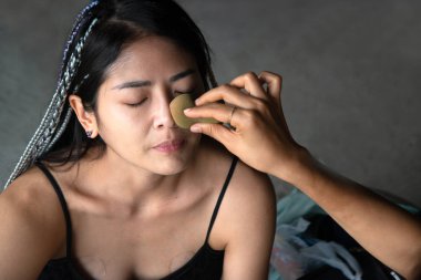 Makyaj sanatçısı Asyalı güzel bir kadın..