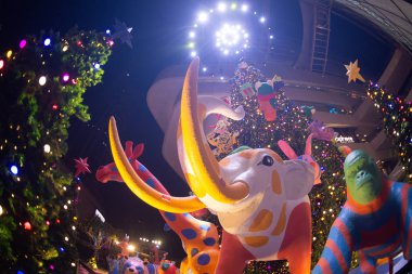 Bangkok, Tayland 'da Noel Ağacı Kutlamaları' nda ışık ve bebek çok güzel süslenir..