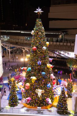 Bangkok, Tayland 'da Noel Ağacı Kutlamaları' nda ışık ve bebek çok güzel süslenir..