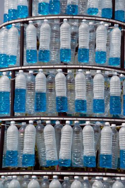Kullanılan boş plastik şişenin geri dönüşümü kavramı.