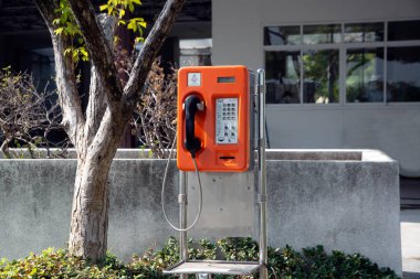 Binanın dışındaki insanlar için kullanılan kulübede bulunan eski bir ankesörlü telefon..