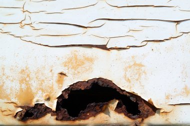 Paslı metal arka plan dokusu. Paslı çelik plaka neredeyse tamamen örtülmüş. Demir ya da metal uzun süre kalır ve genellikle paslanır.. 