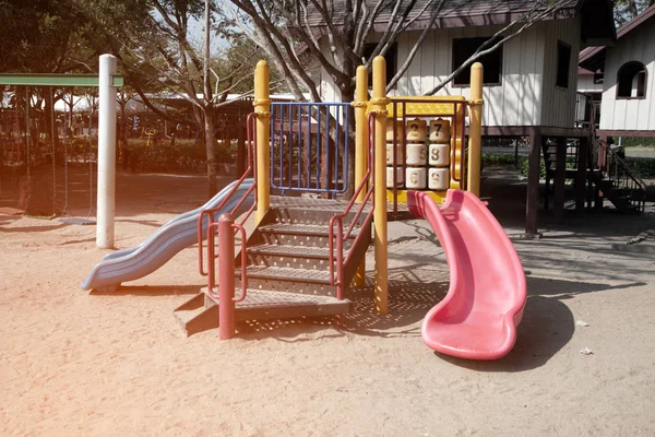 Wyposażenie placów zabaw dla dzieci plac zabaw na podwórku dla wszelkich zajęć plac zabaw w parku publicznym z tłem drzewa. — Zdjęcie stockowe