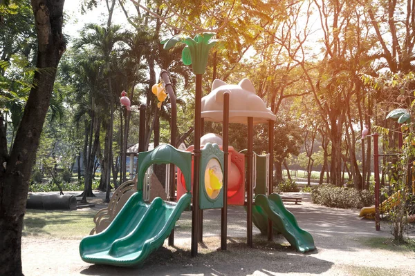 儿童游乐场设于庭院内，供儿童在有树木背景的公园内进行任何游乐场活动之用。. — 图库照片
