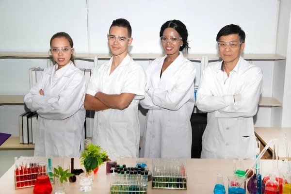 Leende Grupp Forskare Moderna Laboratoriet Blanda Team Vetenskapliga Forskare Lab — Stockfoto