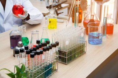 Tıbbi araştırma laboratuvarı ya da laboratuvar test örnekleri ya da pipetli bir çözüm ve doksan altı iyi hücre tepsisi. 