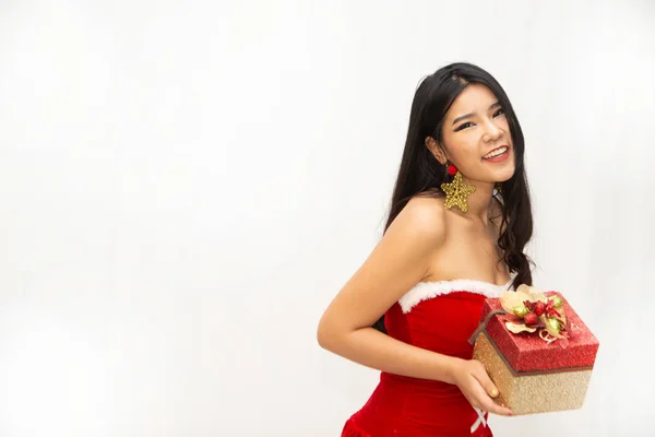 Piękna Azjatka ubrana w piękny czerwony Mikołaj. Pokazywanie gestów radości z pudełkiem prezentów na odizolowanych na Boże Narodzenie lub Nowy Rok pomysłów. — Zdjęcie stockowe
