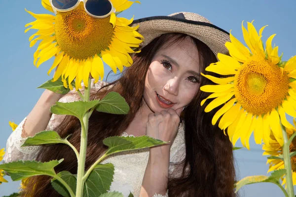 Portrait of pretty Asian women are fun, happiness and pose in a variety of gestures in sunflower fields. — 스톡 사진