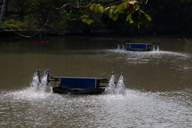 Oksijen artırıcı su türbini güneş enerjisi iş konseptinizde tasarım için gölette. 