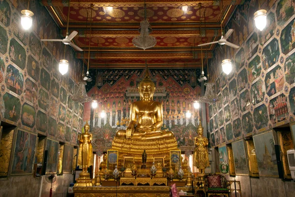 Den huvudsakliga sittande Buddha är Phra Puthamahamongkong i Wat Paknambhasicharoen tempel i Thailand. — Stockfoto