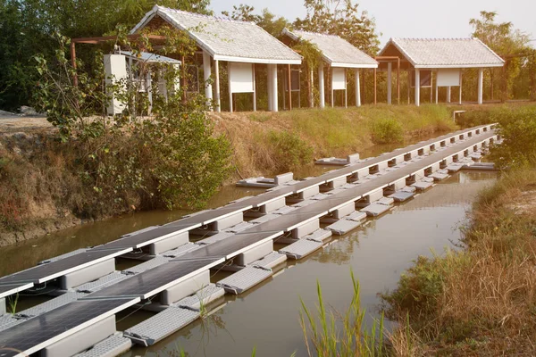 Solaranlage auf dem Wasser im Teich installiert, — Stockfoto