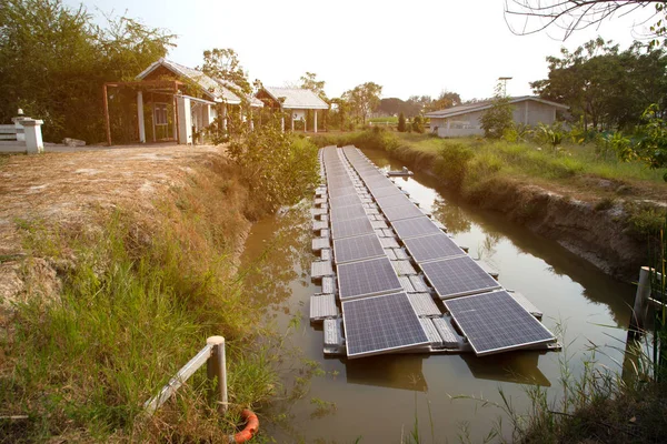 Panneau de production d'énergie solaire installé sur l'eau de l'étang , — Photo