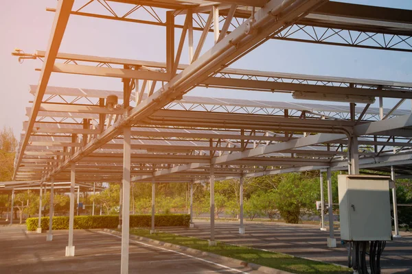 Painéis de energia solar instalados no telhado do estacionamento. Qual é o uso mais eficiente Devido à área limitada. — Fotografia de Stock