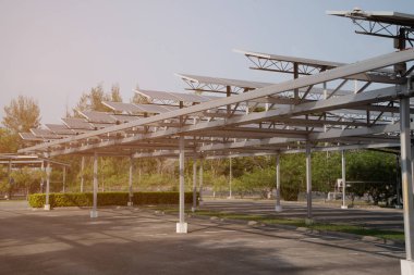 Otoparkın çatısına güneş enerjisi panelleri kuruldu. Sınırlı alandan dolayı en verimli kullanım. 