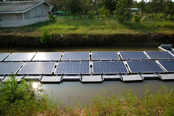 Panneau de production d'énergie solaire installé sur l'eau de l'étang , — Photo