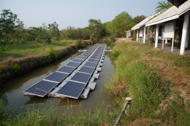 Güneş enerjisi üretimi paneli göletteki suya yerleştirildi,