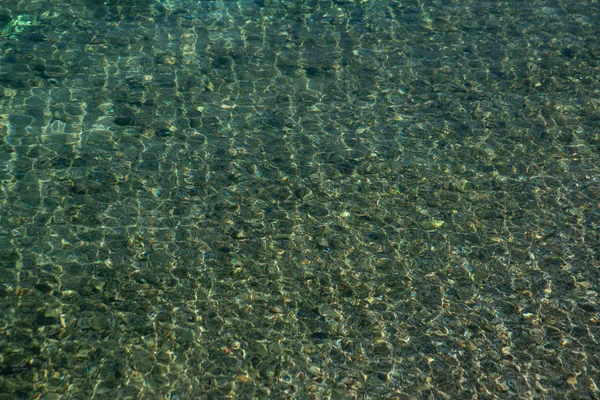 Le fond de la vue de dessus, mer bleu clair. L'eau est cristalline à cause de la lumière du soleil qui brille. — Photo