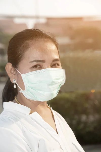 Femme asiatique porter un virus Corona et minute poussière pm 2.5 masque de protection debout à la zone du marché . — Photo