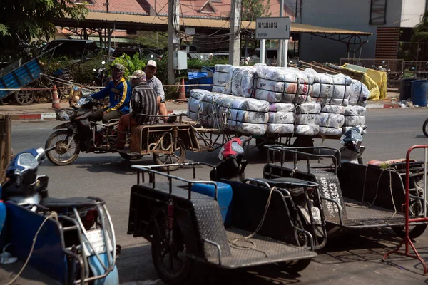 Motorkerékpár vállalkozó Húzza a rakomány kerekek ömlesztett rakomány thai-kambodzsai határ. — Stock Fotó