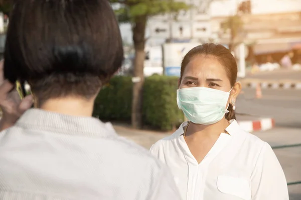 Wanita Asia mengenakan Virus Corona dan debu menit pm topeng perlindungan 2.5 berdiri di wilayah pasar . — Stok Foto