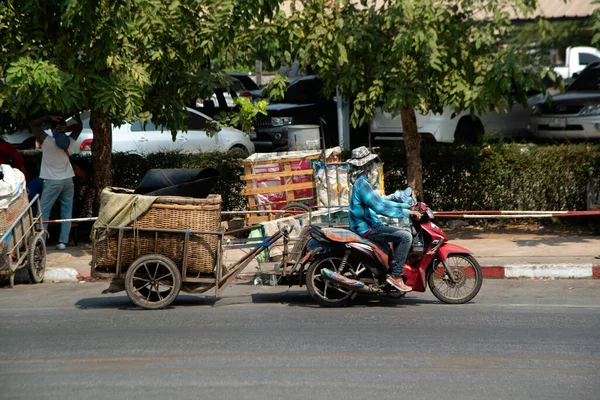 Motorcykelentreprenör Dra lasthjulen som bulklast Thailändsk-kambodjanska gränsen. — Stockfoto