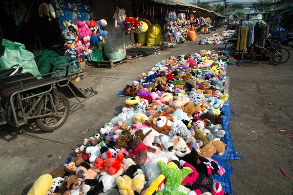 Сувенирный магазин много кукол были сделаны из ткани и помещены на солнце на улице . — стоковое фото