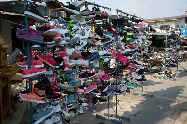 Подержанные кроссовки часто сушат перед продажей. . — стоковое фото