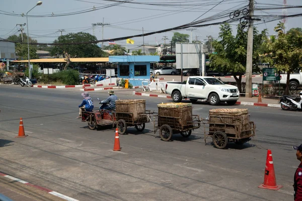 Motorkerékpár vállalkozó Húzza a rakomány kerekek ömlesztett rakomány thai-kambodzsai határ. — Stock Fotó