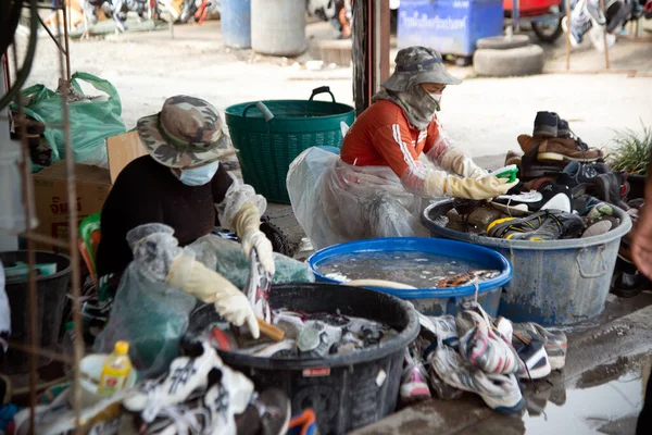 Workers wearing masks to protect against Corona viruses and minute dust washing and cleaning used sneakers for sale. — 스톡 사진
