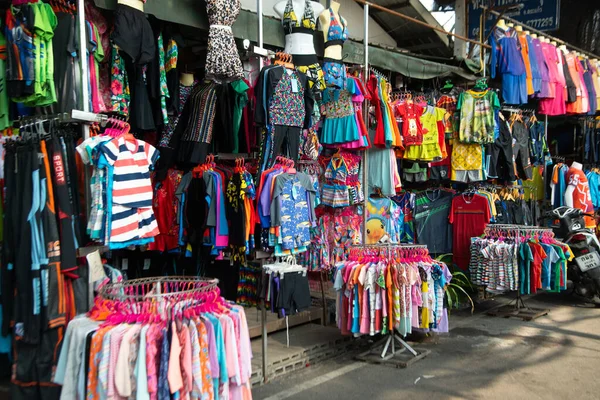 Rua loja de roupas femininas e lembranças penduradas um monte de roupas coloridas mostram na loja Tailândia . — Fotografia de Stock