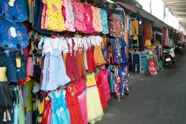 Rua loja de roupas femininas e lembranças penduradas um monte de roupas coloridas mostram na loja Tailândia . — Fotografia de Stock